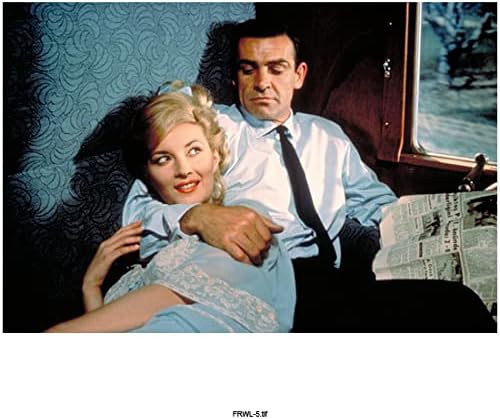 Rusya'dan Sevgilerle (Film 1963) Sean Connery Trende Otururken, Kadınlar Kağıdı 8 inç x 10 inç Fotoğrafla Okuyor, BG